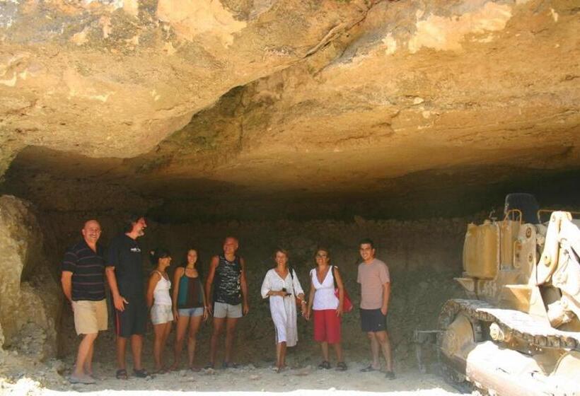ペンション Nitovikla Hotel & Cave Restaurant & Pool An Authentic Local Experience !
