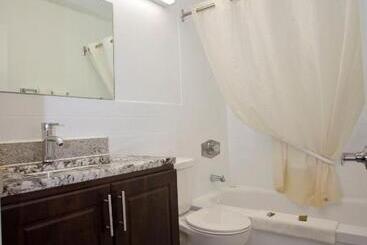 هاستل Rodeway Inn
