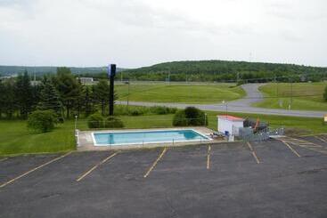 هاستل Rodeway Inn