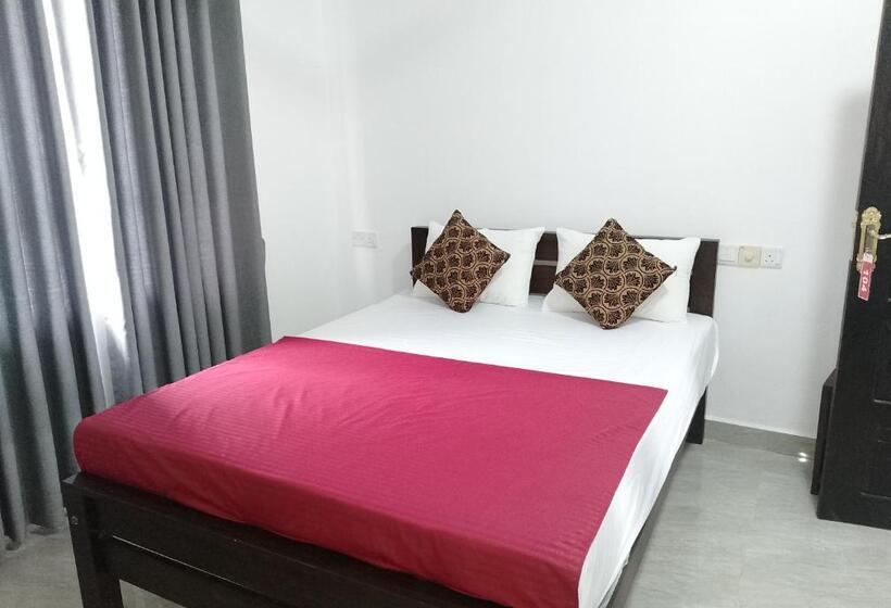 هتل Laxsume Guest House Nilaveli