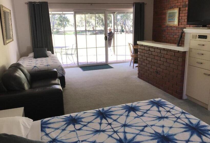 モーテル Fairway Views Motor Inn