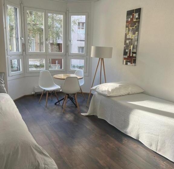 هاستل Basel Stadt Gundeldingen Zimmer 403, Wc In The Hallway, Outside The Room