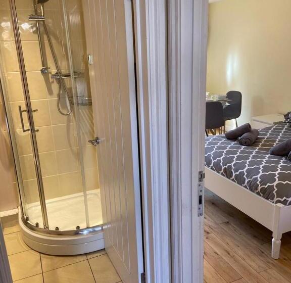 تختخواب و صبحانه The Ashton Mews