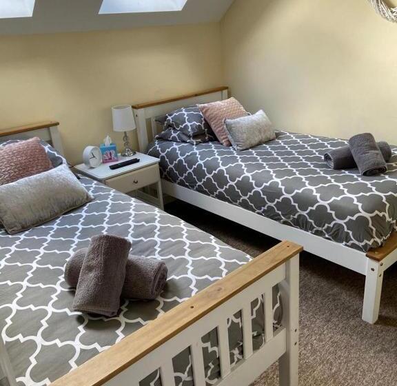 تختخواب و صبحانه The Ashton Mews