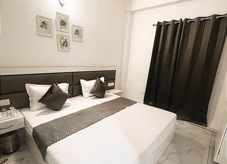 Отель Luxury Stays White House By Sky Group Special Studio Rooms For Families, Couples & Corporate