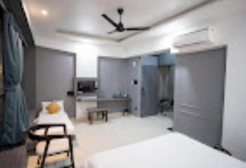 ホテル Oberon Solapur