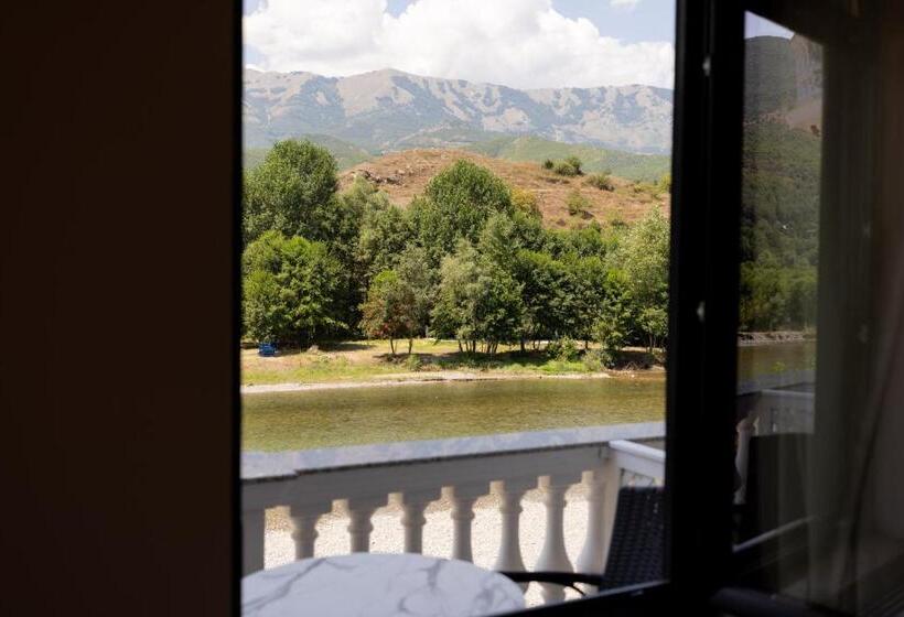 هتل Bujtina Drini I Zi