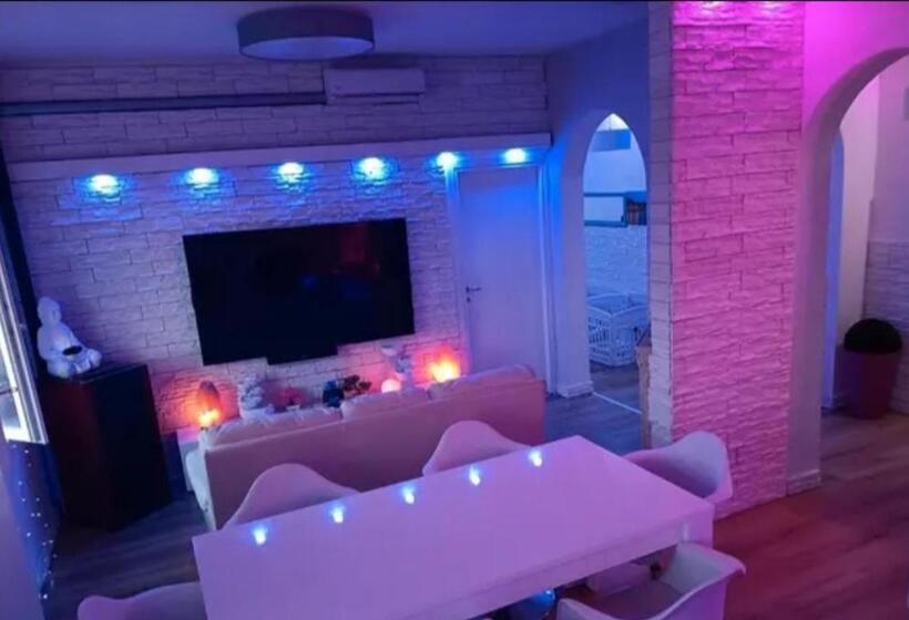 تختخواب و صبحانه Island Suites Waterfront Iun R5783