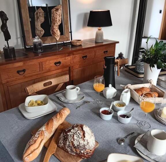 تختخواب و صبحانه La Chambre Des Daines