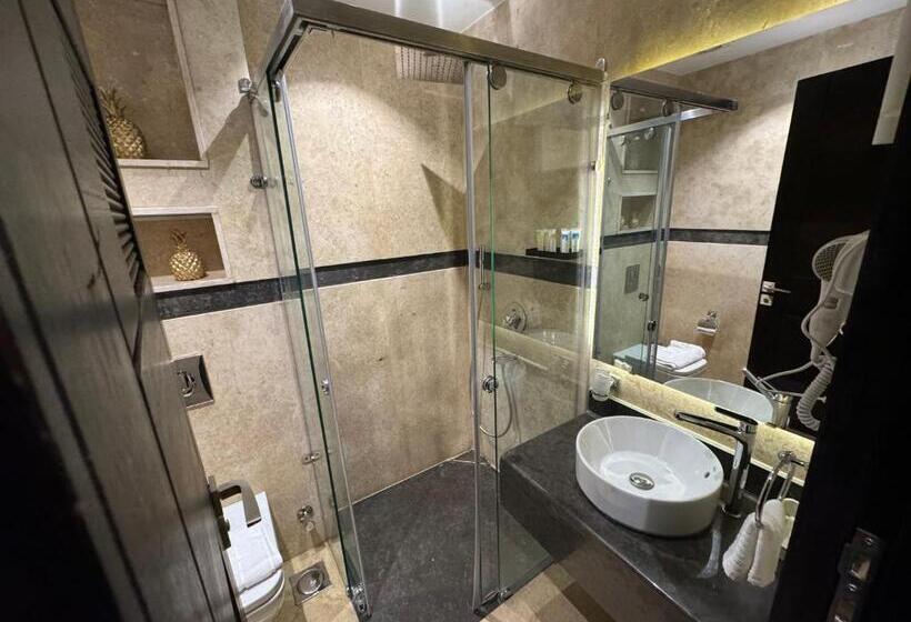 Marron Serviced Studios And Rooms