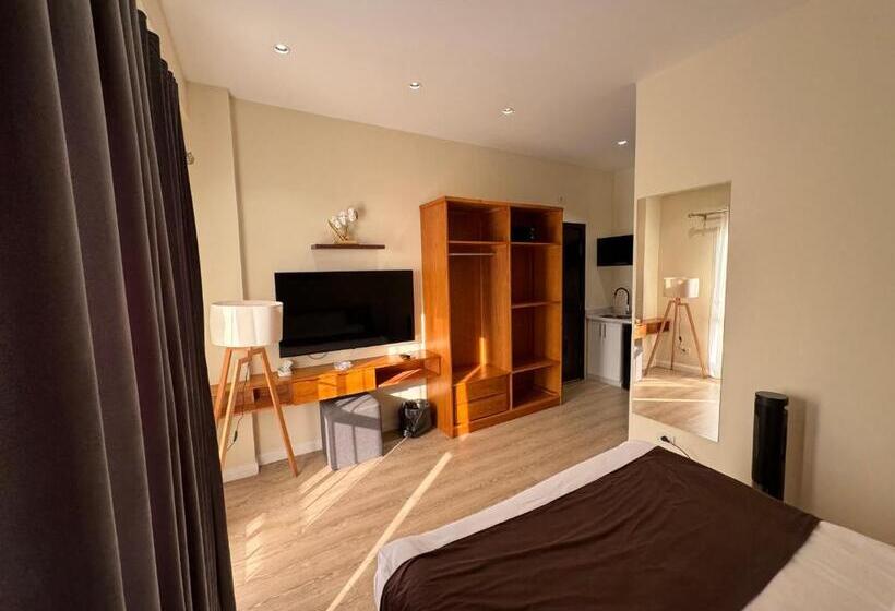 Marron Serviced Studios And Rooms
