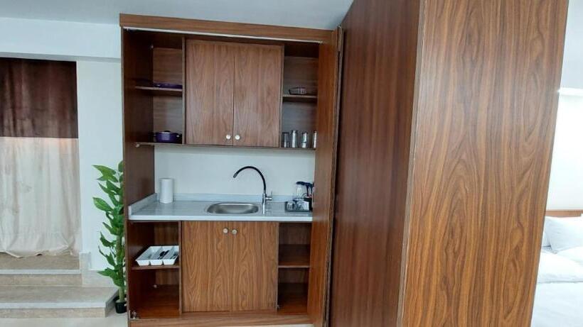 Marron Serviced Studios And Rooms