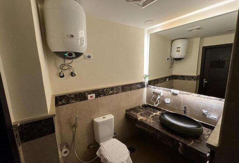 Marron Serviced Studios And Rooms