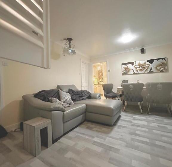 ペンション Tj House, Sherborne Saint John Destiniaでお得な割安購入