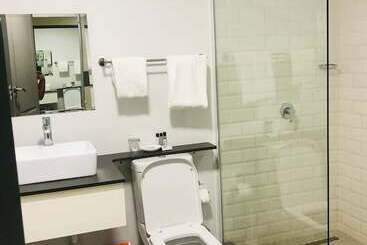 تختخواب و صبحانه Staybridge Golfview Suites