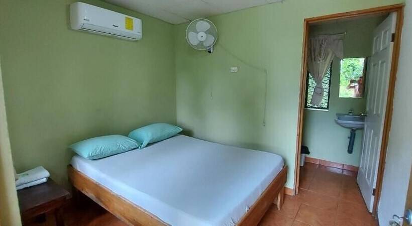 Hostal Y Cabinas Anita