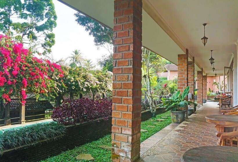 فندق Capital O 92836 Villa Kampoeng Katineung