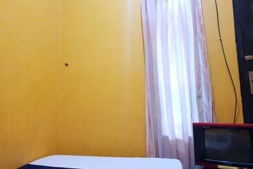 هتل Spot On 92857 Kos Haji Jakfar Syariahnearpancoran Mas 25