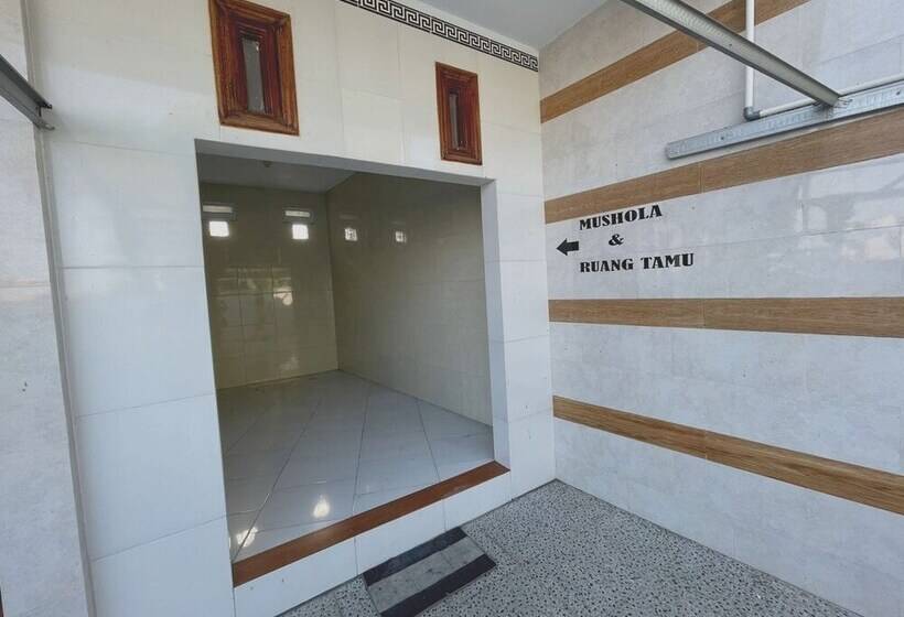 ホテル Spot On 93035 Karman S Sari Homestay Syariah