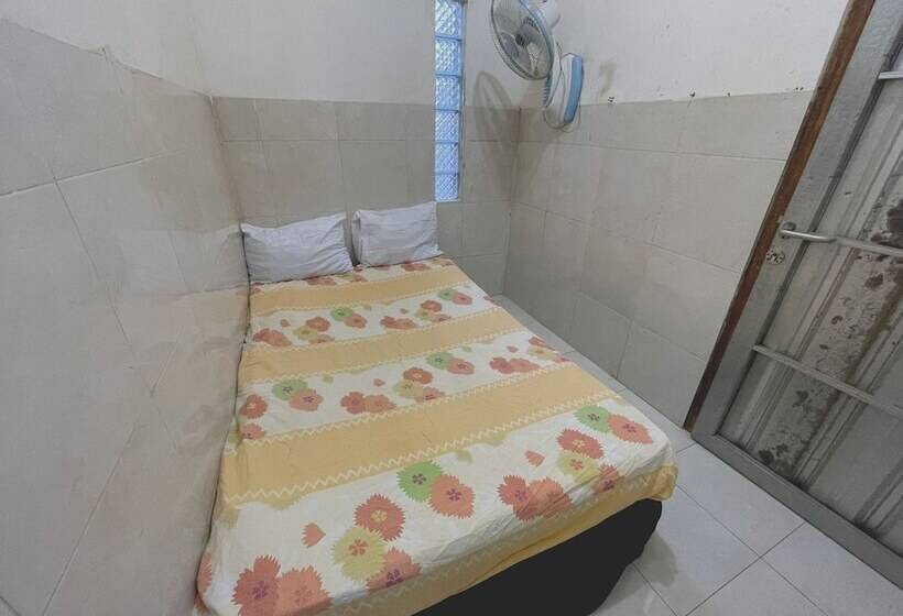 ホテル Spot On 93035 Karman S Sari Homestay Syariah