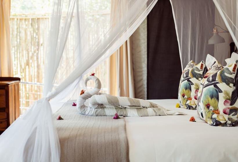 בית מלון כפרי Umkumbe Bush Lodge   Luxury Tented Camp