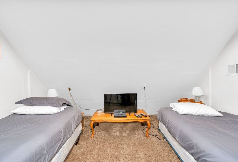 Brookside Cottage Within Yosemite S Splendor
