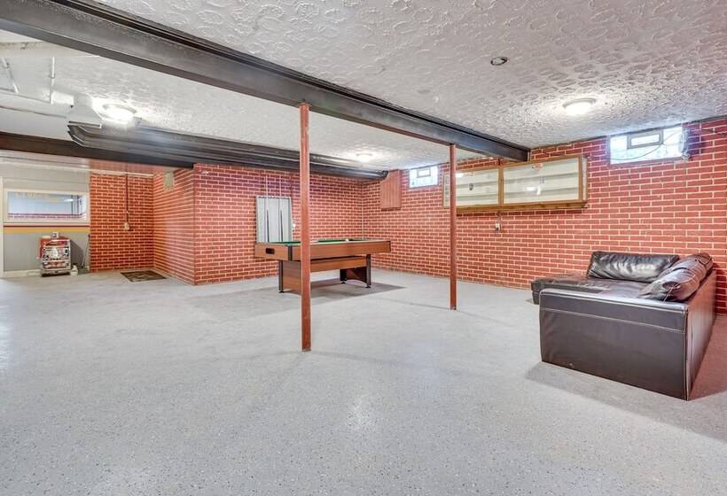 Elegant Pataskala Home W/ Hot Tub & Fire Pit!