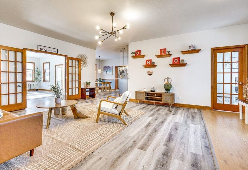 Elegant Pataskala Home W/ Hot Tub & Fire Pit!