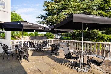 هتل Ramada By Wyndham Cheltenham