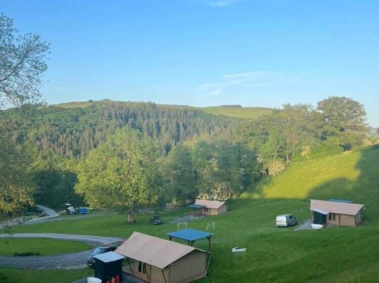 Отель Remarkable 2 Bed Safari Lodge In Llanidloes