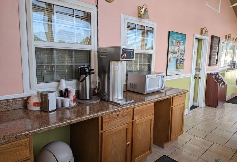 호텔 Travelers Inn