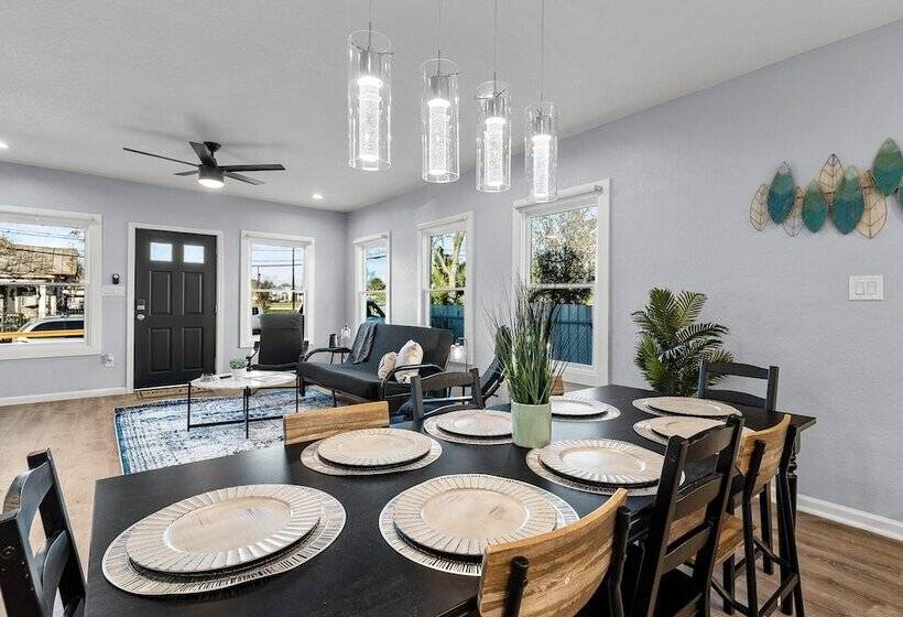 Inviting 4br/2.5ba Downtown Home With Ample Space!