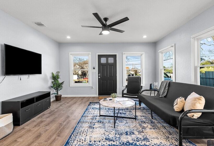 Inviting 4br/2.5ba Downtown Home With Ample Space!