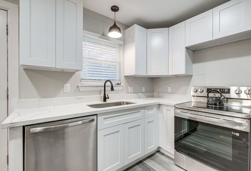 Lovely Brenham Home   Walk To Blinn & Downtown!