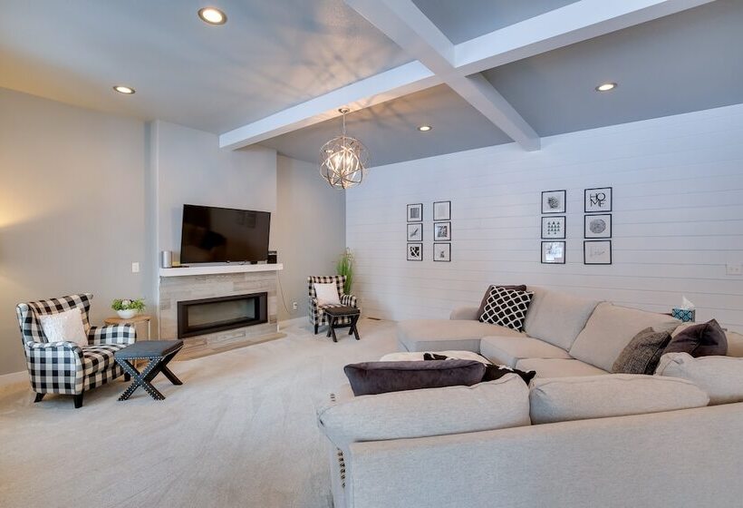 Modern Lead Cabin W/ Hot Tub, 6 Mi To Skiing!