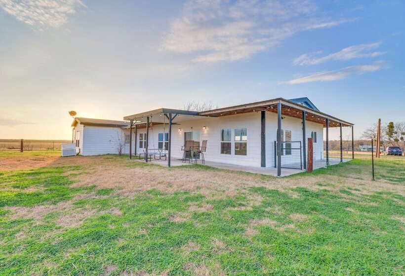 Modern Farmhouse In Del Valle: Rural Setting!