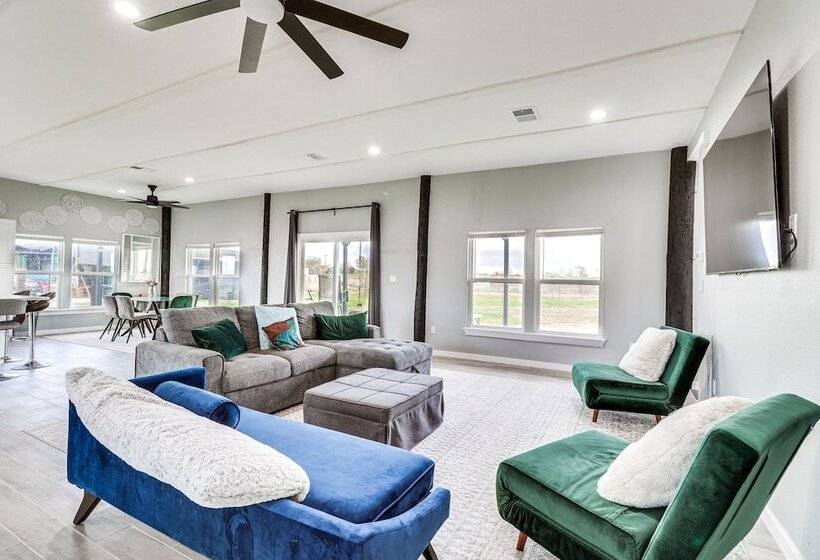 Modern Farmhouse In Del Valle: Rural Setting!