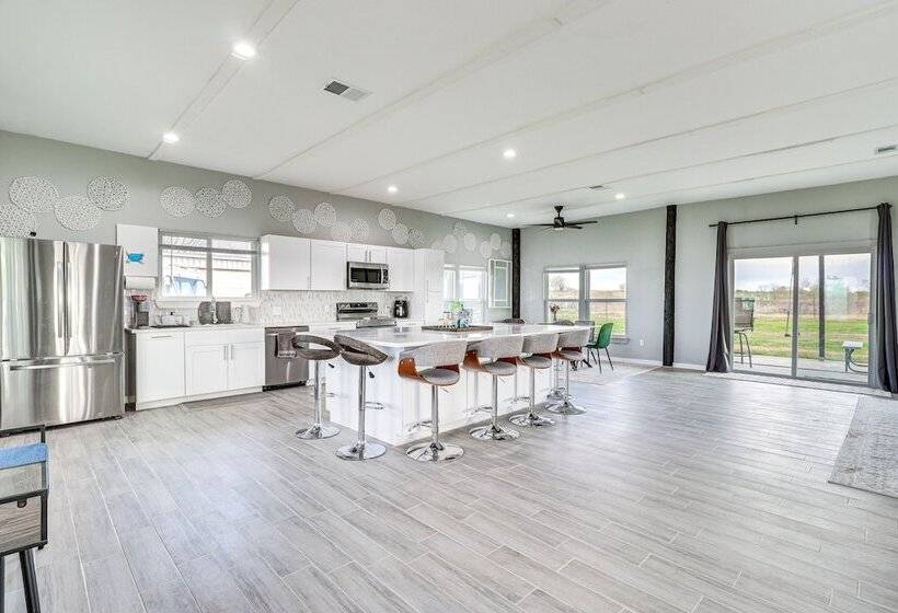 Modern Farmhouse In Del Valle: Rural Setting!