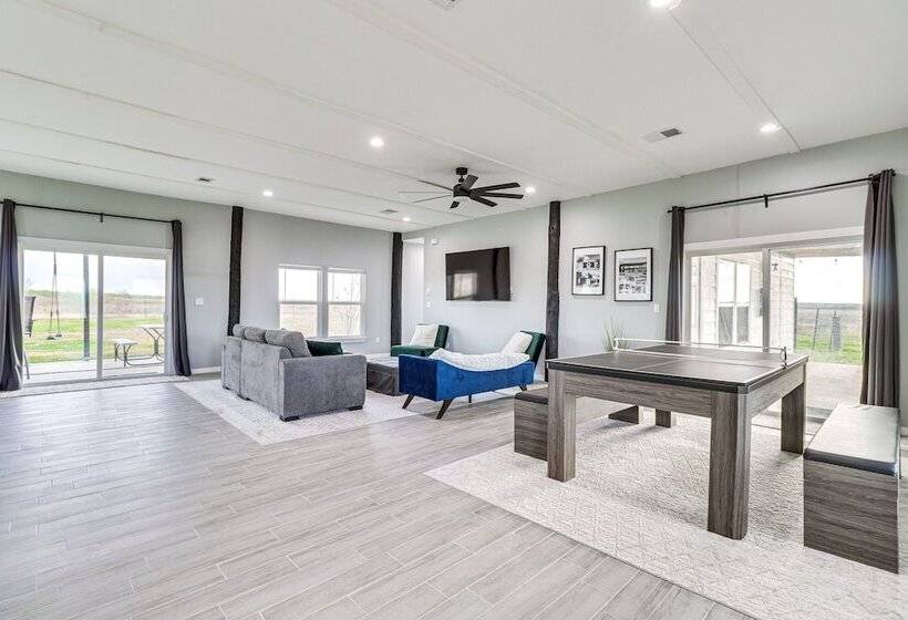 Modern Farmhouse In Del Valle: Rural Setting!