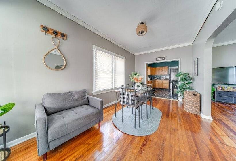 Modern Garfield Heights Home: 13 Mi To Cleveland!