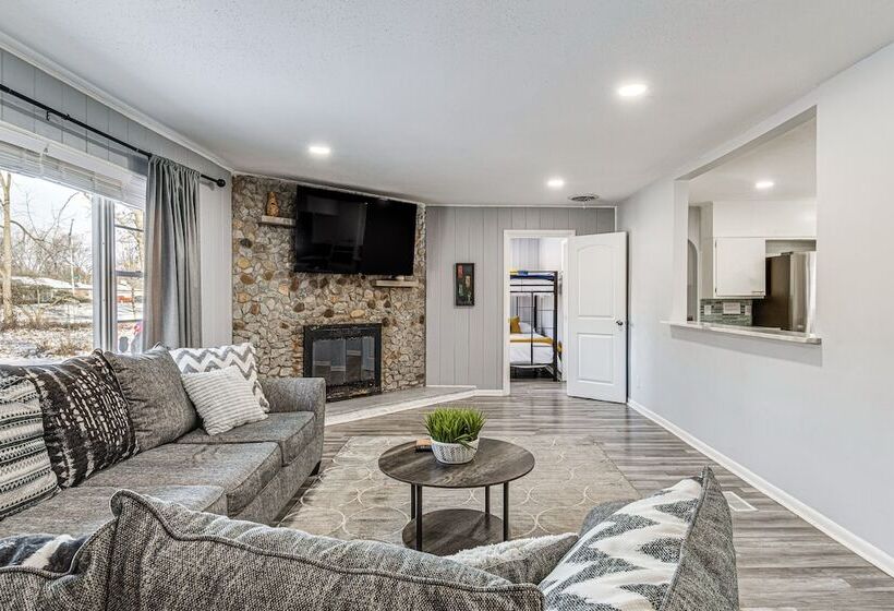 Modern Home ~ 6 Mi To Downtown Indy: Pets Welcome!