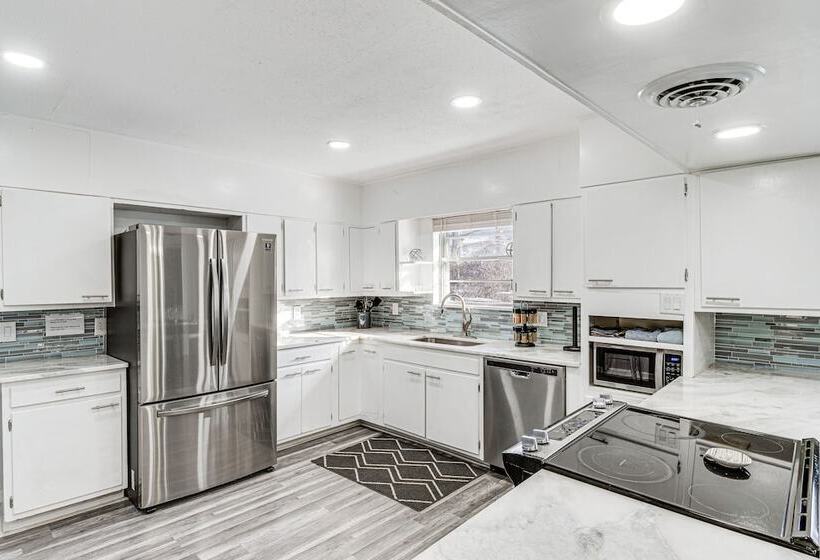 Modern Home ~ 6 Mi To Downtown Indy: Pets Welcome!