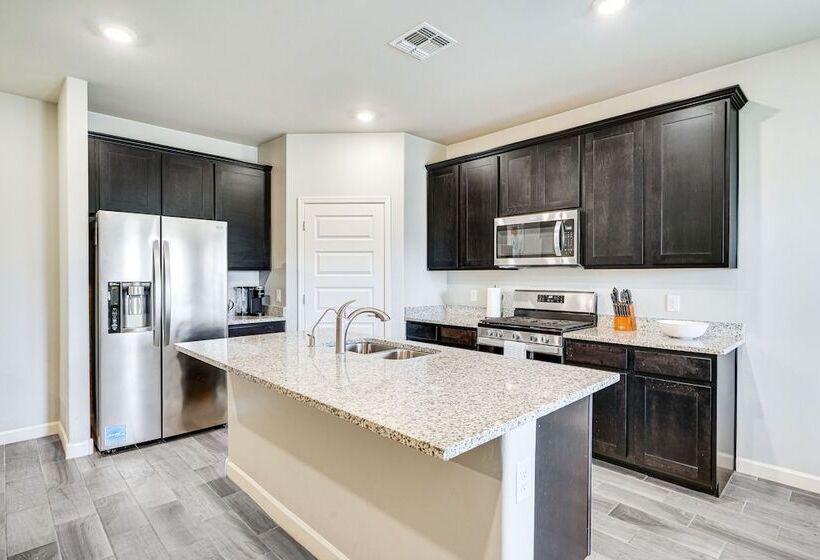 Modern West Tucson Home W/ Backyard