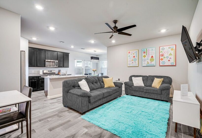 Modern West Tucson Home W/ Backyard