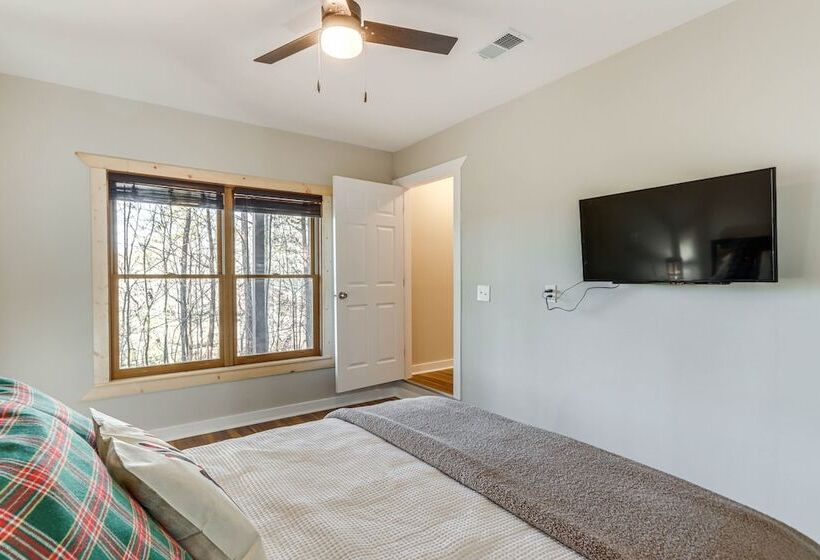 Peaceful Ellijay Cabin: Pool Access & Resort Perks