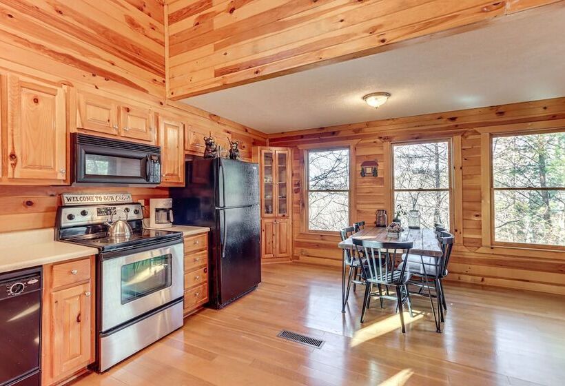 Peaceful Ellijay Cabin: Pool Access & Resort Perks