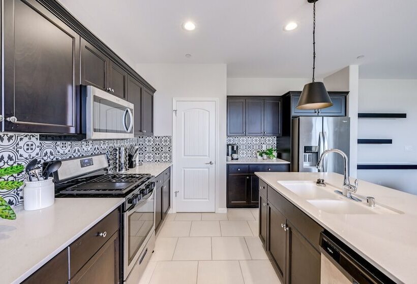 Pet Friendly Clovis Home   Near Mall & Waterpark!