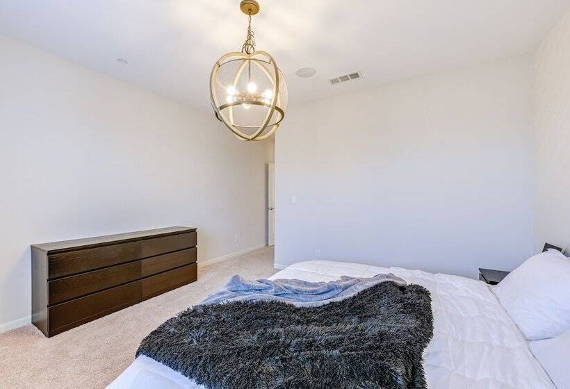 Pet Friendly Clovis Home   Near Mall & Waterpark!