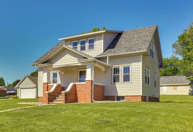 Quaint Howells Retreat   Steps From Main Street!