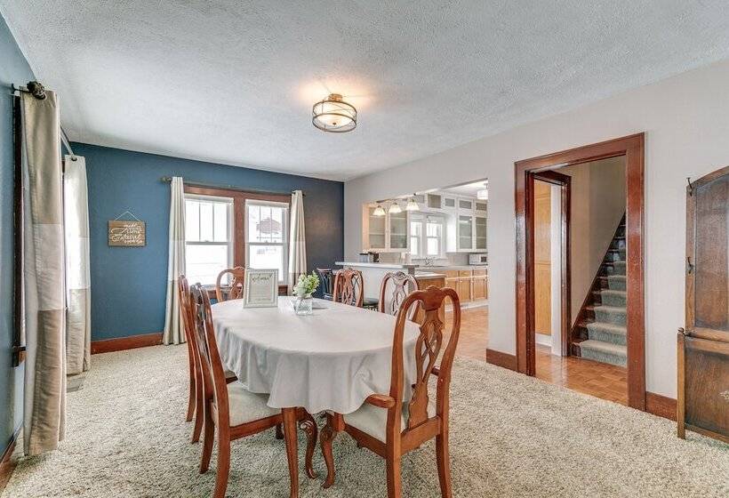 Quaint Howells Retreat   Steps From Main Street!